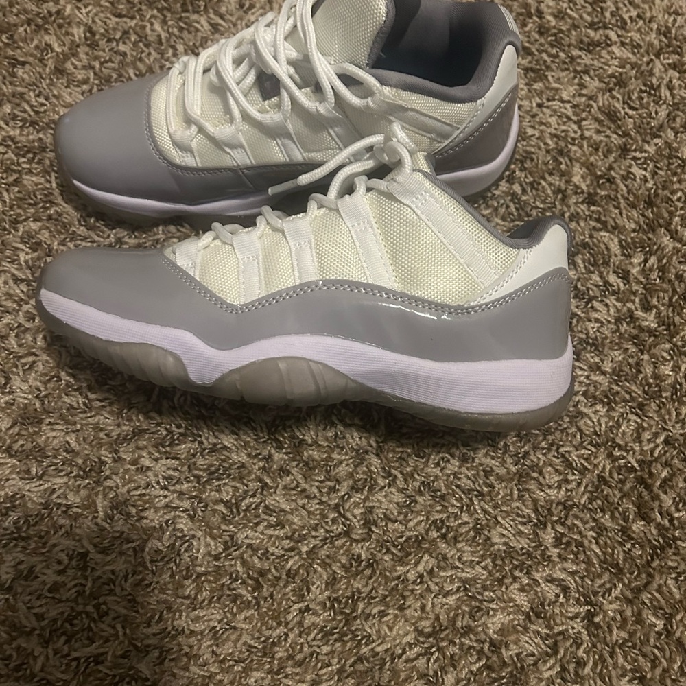 Jordan 11 Low cement gray